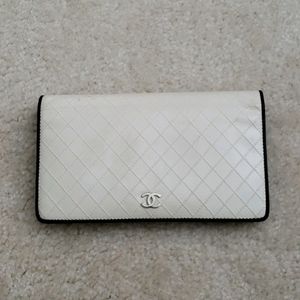 Chanel leather wallet creme and black